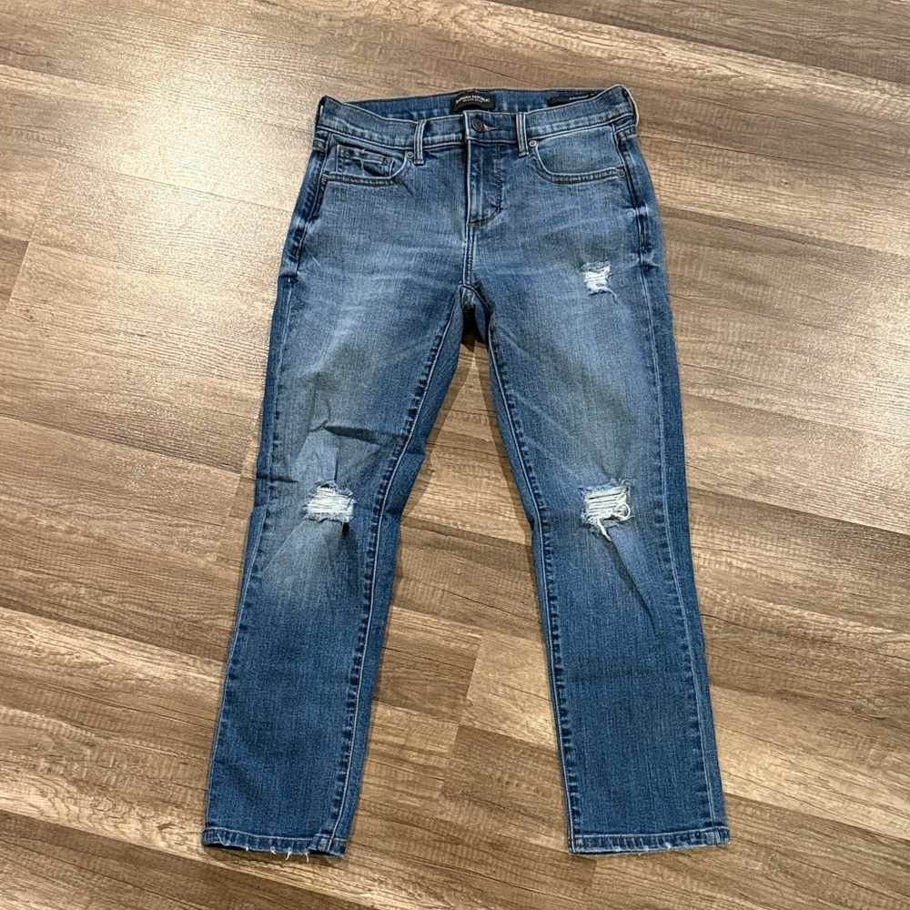 Classic Distressed Women's cropped Blue Jeans - banana republic